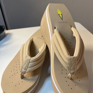 Women’s Volatile Tan Platform Flip Flops Sandals Size 7
